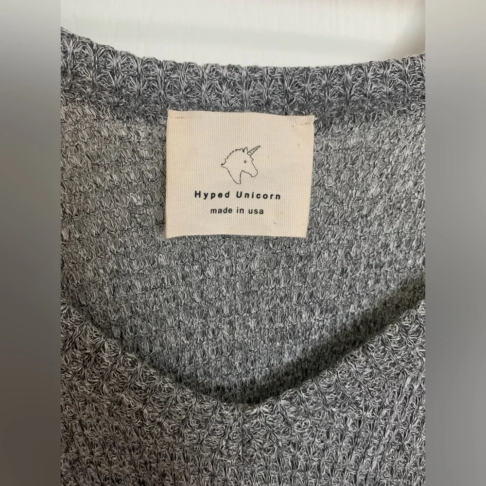 NWOT Hyped Unicorn Long Sleeve Open Shoulder Gray Top - Picture 4 of 5